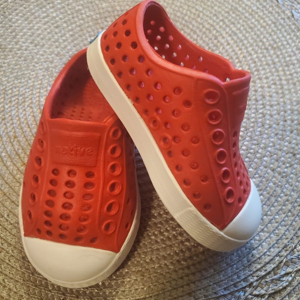 Native slip on shoes toddler sz 4
